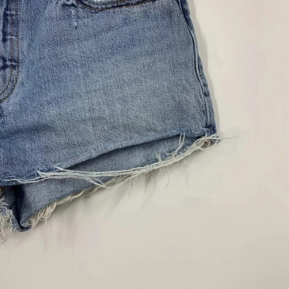 Levi's Women's 501 Classic Straight 5 Pocket Distressed Raw Hem Jean Short SZ 27 - Picture 4 of 11